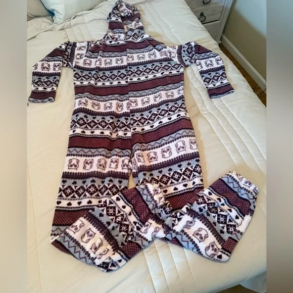 Rue21 Burgundy and White Patterned Pajama onesie - Picture 4 of 5